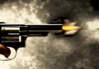 Homem morre e mulher fica ferida após ataque a tiros dentro de casa; suspeito filma crime