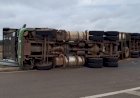 Acidente na BR-163 Interdita Viaduto em Sinop e Derrama Carga de Milho