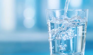 Beber líquidos durante as refeições faz mal? Entenda o que é mito e o que é verdade
