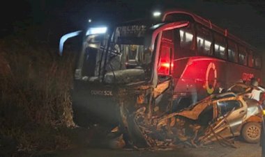 Três pessoas morrem após ônibus colidir com carro de passeio na BA-131