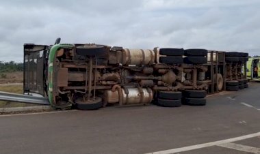Carreta tomba, derruba carga e interdita parcialmente viaduto na BR-163 em Sinop