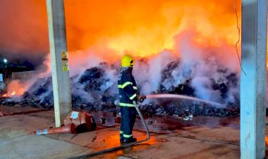 Incêndio de grandes proporções destrói galpão de recicláveis em Rondonópolis