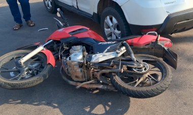 Motociclista fica ferido após colisão com carro em cruzamento de Colíder