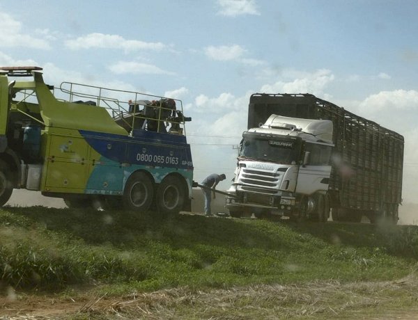 Colisão entre carreta e caminhão interdita BR-163 em Lucas do Rio Verde