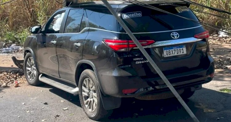 Folha do Estado | Carro utilizado por Botelho bate em poste e derruba rede elétrica em Cuiabá