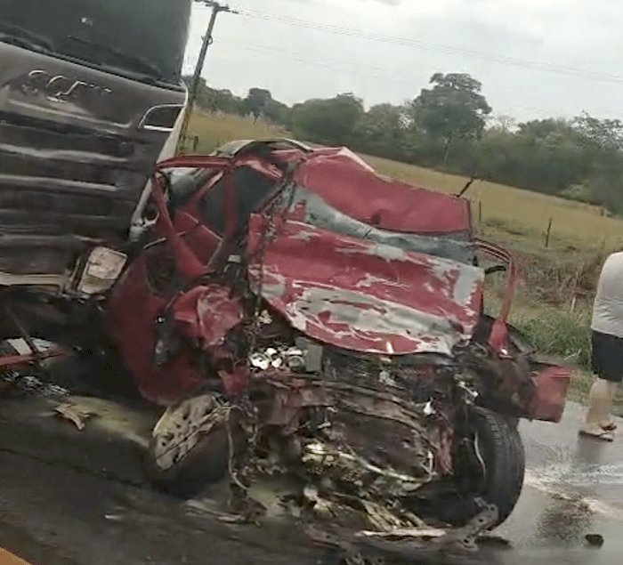 Acidente com carreta e veículo deixa dois mortos e BR