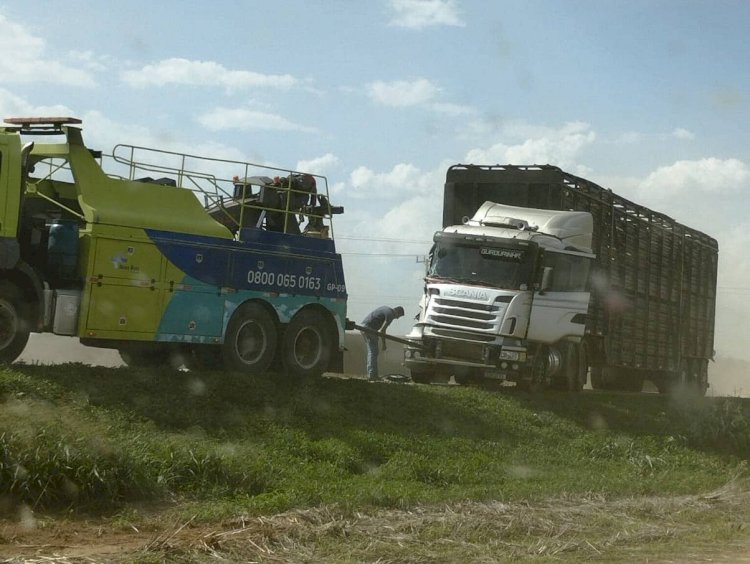 Colisão entre carreta e caminhão interdita BR-163 em Lucas do Rio Verde