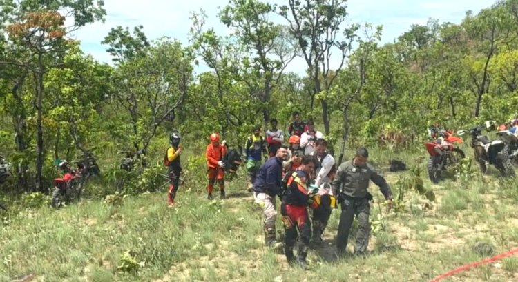 Motociclista é resgatado por helicóptero após acidente em trilha em Cuiabá