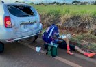 Ciclista bate na traseira de carro parado às margens de rodovia e fica em estado grave