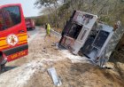 Caminhão sai da pista, capota e motorista morre preso às ferragens na BR-070