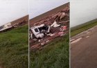 Carga de madeira se solta e mata casal esmagado em rodovia de MT
