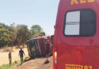 Bombeiros socorrem vítima de tombamento de carreta na BR-158 próximo a Água Boa