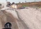 Carreta carregada com calcário tomba e interdita parcialmente a BR-158
