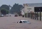 Chuva forte alaga ruas e concessionária em Primavera do Leste