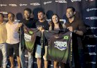 Edy Britto e Samuel recebem camiseta oficial do 5º Festival de Pesca durante show em São José do Couto
