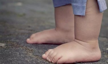 Homem se despede e abandona criança de 1 ano dentro de bar em MT