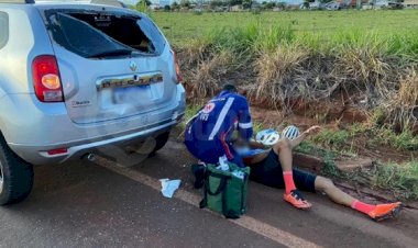 Ciclista bate na traseira de carro parado às margens de rodovia e fica em estado grave