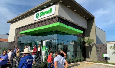 Dezenas de pessoas prestigiam inauguração da agência Sicredi Araxingu em Bom Jardim de Goiás