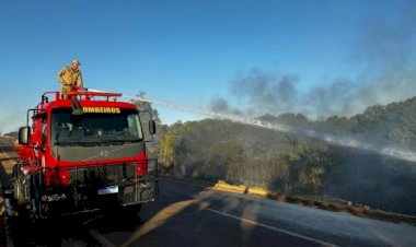 Bombeiros combatem incêndio em vegetação nas proximidades da BR-070