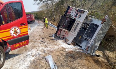 Caminhão sai da pista, capota e motorista morre preso às ferragens na BR-070