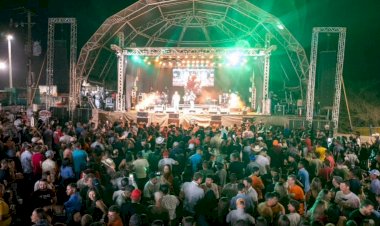 Max e Luan animam a primeira noite do 17º Festival de Pesca no distrito de Cachoeira da Fumaça; vídeo