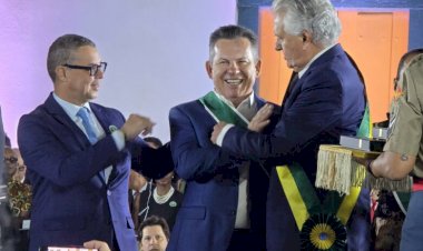 Governador Mauro Mendes recebe a mais alta honraria do estado de Goiás