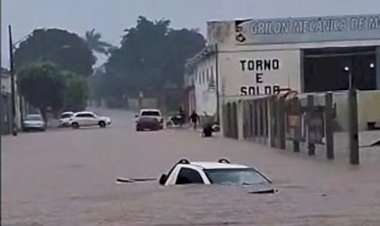 Chuva forte alaga ruas e concessionária em Primavera do Leste