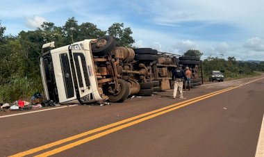 Carreta tomba na BR-070, motorista sofre ferimentos leves e recusa atendimento