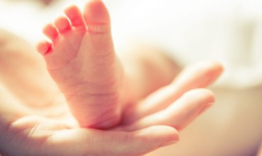 Bebê de 10 meses é agredida com rodo e abandonada pelos pais no hospital em Confresa