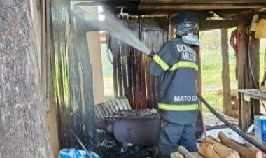 Incêndio atinge estrutura de madeira utilizada para defumação em Água Boa