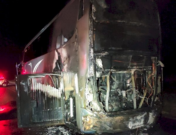 Ônibus pega fogo na BR-158 em Nova Xavantina e 31 passageiros escapam ilesos