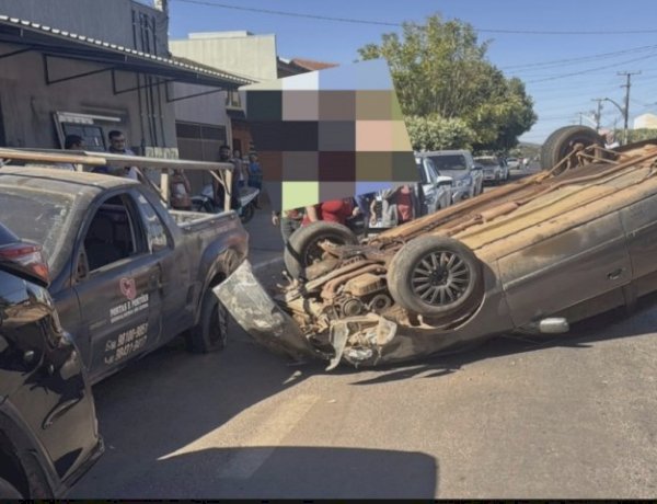 Motorista perde controle de Corolla, atinge dois veículos estacionados e é suspeito de dirigir embriagado em Nova Xavantina