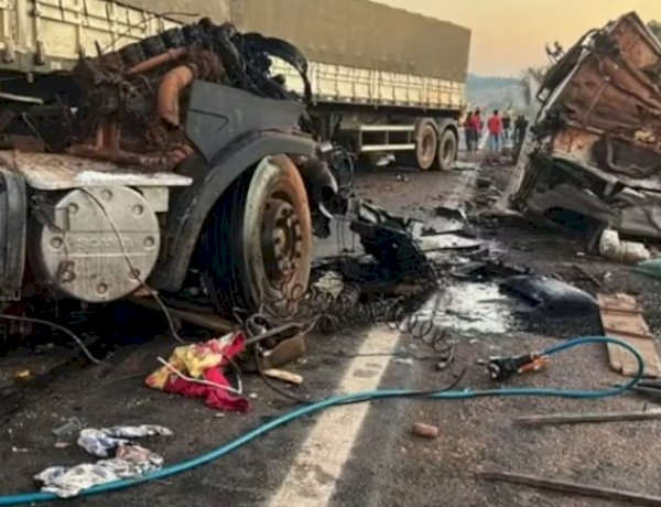 Batida entre caminhões deixa três mortos e mulher presa às ferragens na BR-158