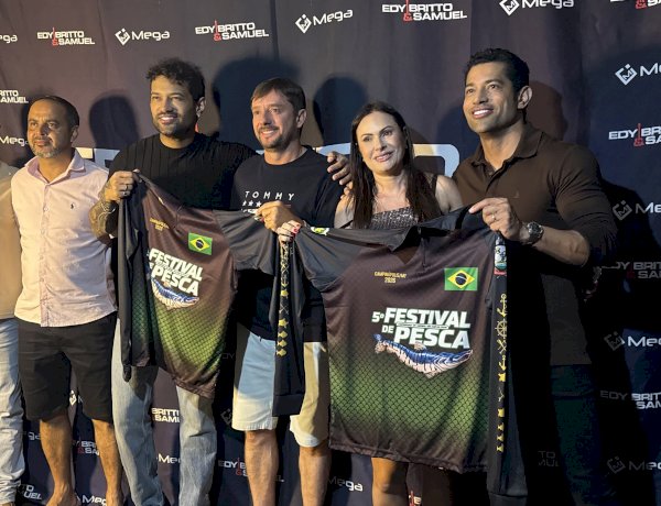 Edy Britto e Samuel recebem camiseta oficial do 5º Festival de Pesca durante show em São José do Couto