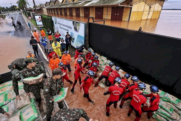 Governo de MT anuncia doação de R$ 50 milhões para recuperação de casas, escolas e estrada do RS; AL analisa projeto