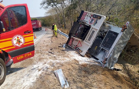 Caminhão sai da pista, capota e motorista morre preso às ferragens na BR-070