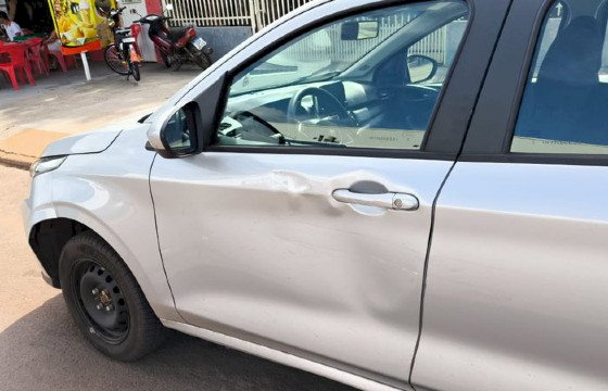 Motorista bate em carro estacionado e foge do local em Água Boa; vídeo