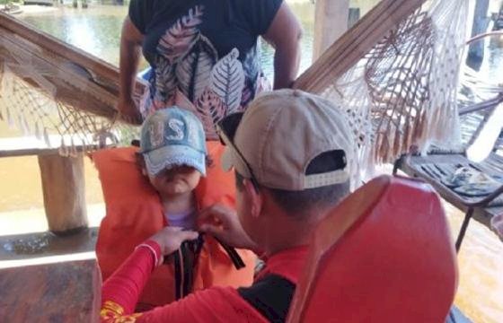 Corpo de Bombeiros resgata indígenas em área alagada na região da aldeia Pukanu em MT