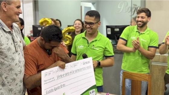 Após ser sorteado, associado se emociona ao receber cheque de R$26.700,00
