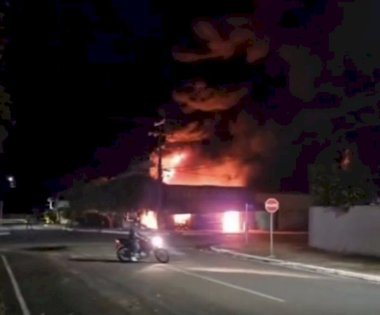 Incêndio destrói prédio comercial em Água Boa