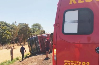 Bombeiros socorrem vítima de tombamento de carreta na BR-158 próximo a Água Boa