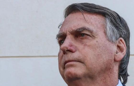 Com crise persistente de soluços, Bolsonaro faz nova cirurgia