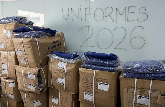 Seduc inicia entrega do kit de uniformes para escolas da rede estadual de ensino