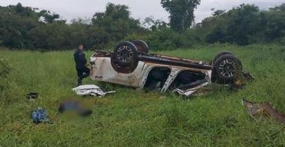 Hilux capota e dois homens morrem em estrada na região do Araguaia; um ferido