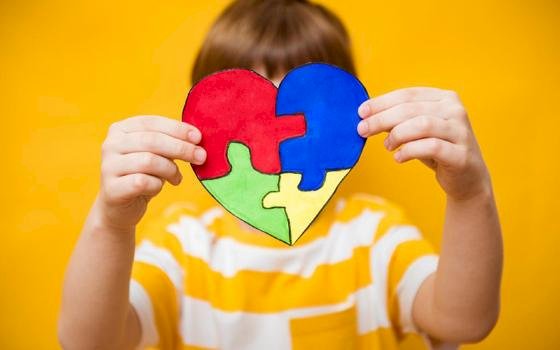 Justiça de Mato Grosso obriga plano de saúde a custear acompanhamento escolar para criança com autismo