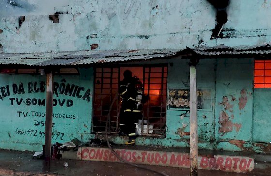 Incêndio destrói loja de eletrônicos em prédio antigo de Barra do Garças