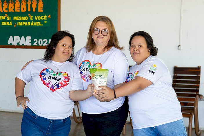 Agrosolidário leva bebida de soja para atendidos na APAE de Nova Xavantina