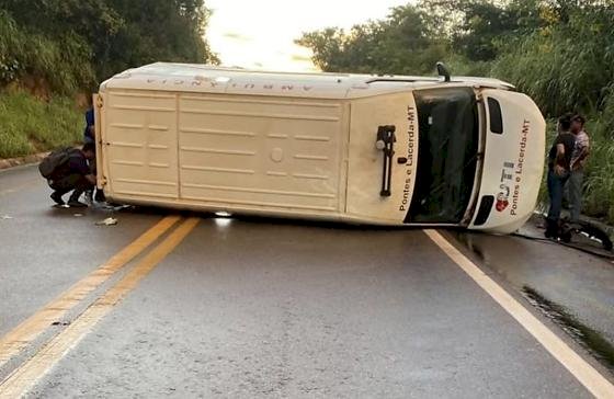 Ambulância tomba na BR-174 e deixa cinco pessoas feridas em Mato Grosso