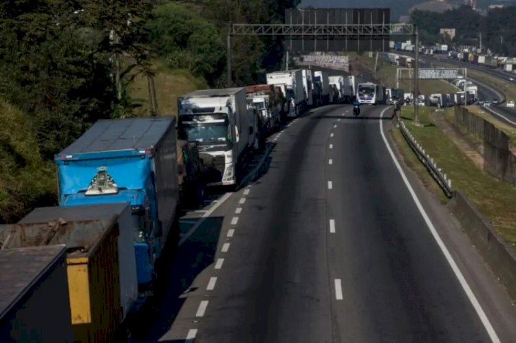 Caminhoneiros recuam, descartam greve nacional e vão se reunir com Boulos