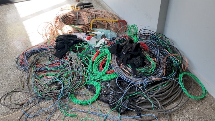 Dupla é flagrada após furtar fiação de cobre em obra de escola estadual em Água Boa